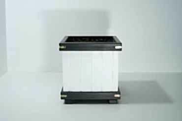 Siyah Beyaz Ayaklı Küçük Kare Saksı